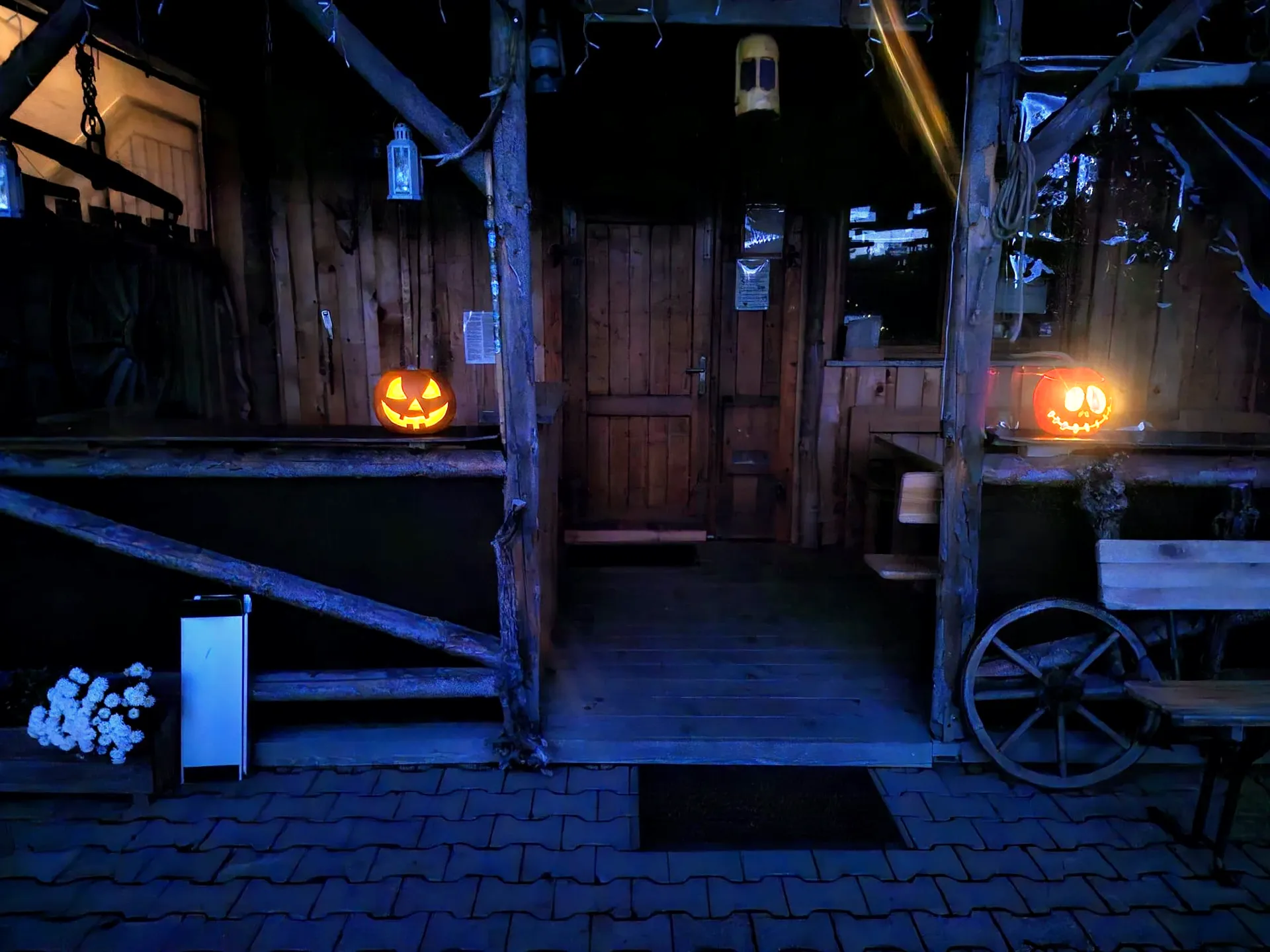 Saloon-Eingang am Abend mit leuchtenden Halloween-Kürbissen